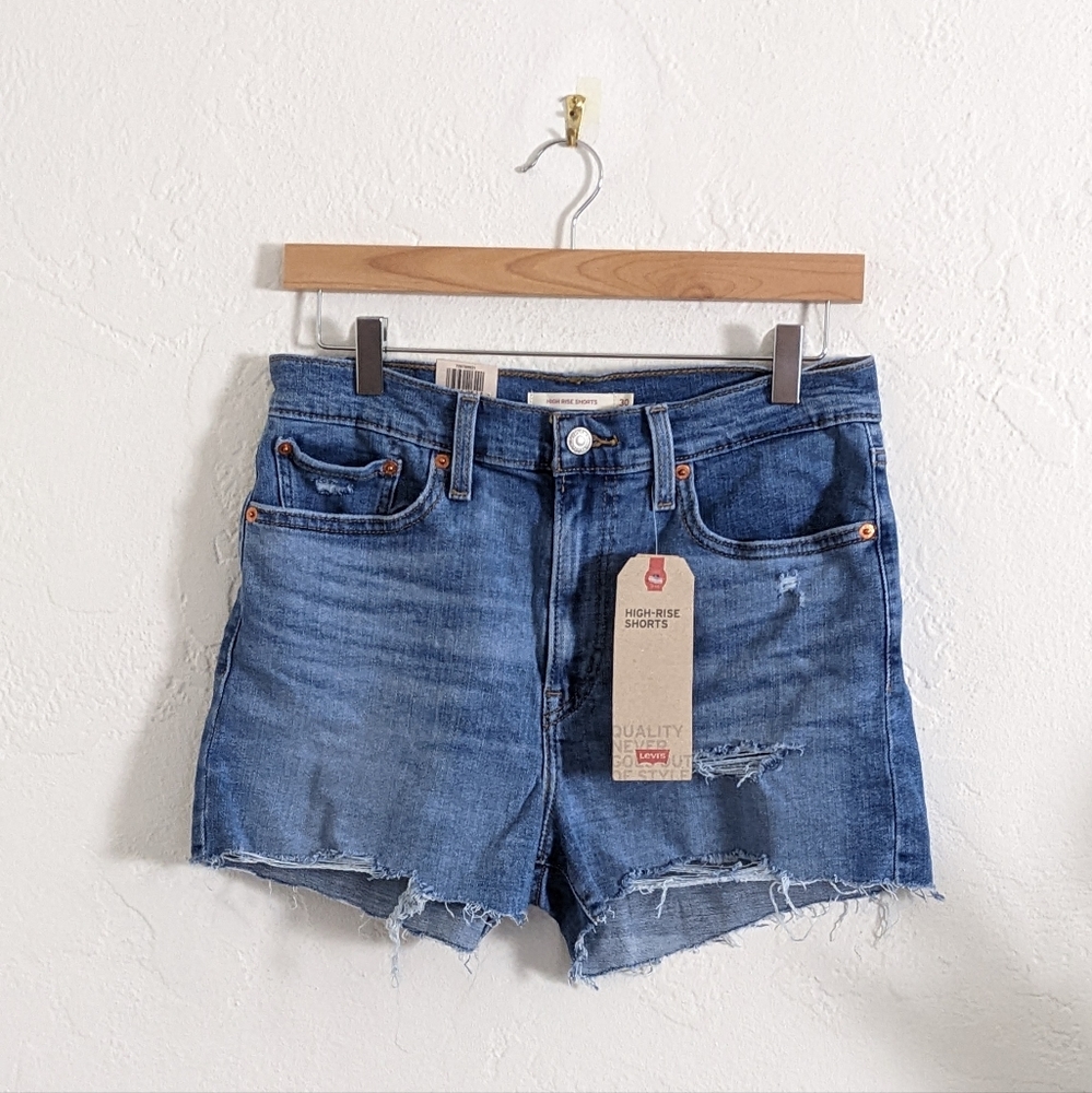 Levi high rise distressed shorts NWT 30"
